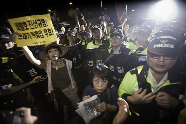 南朝鲜5万人集会游行要朴槿惠下台 爆冲突