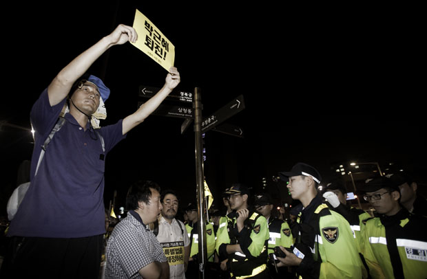 南朝鲜5万人集会游行要朴槿惠下台 爆冲突