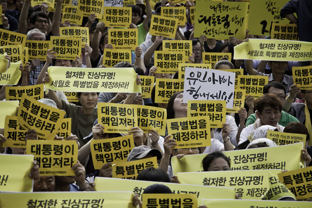 南朝鲜5万人集会游行要朴槿惠下台 爆冲突