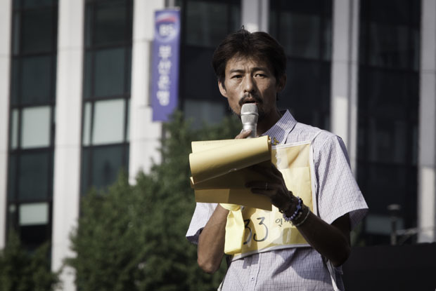 南朝鲜5万人集会游行要朴槿惠下台 爆冲突