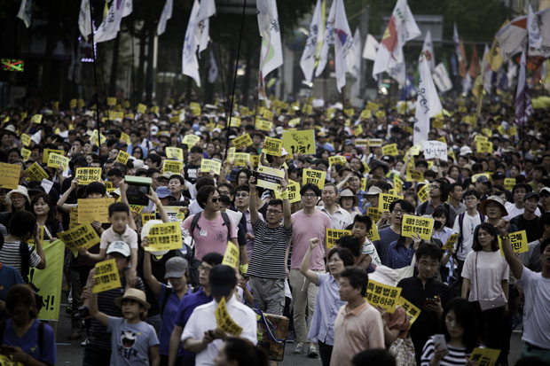 南朝鲜5万人集会游行要朴槿惠下台 爆冲突