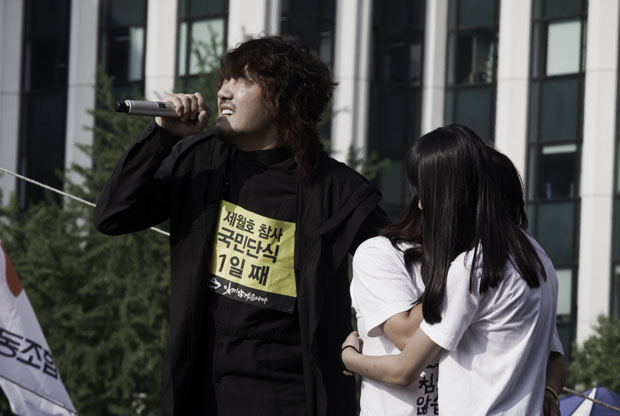 南朝鲜5万人集会游行要朴槿惠下台 爆冲突