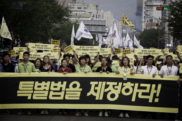 南朝鲜5万人集会游行要朴槿惠下台 爆冲突