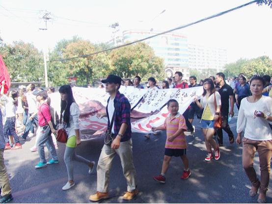 滚滚洪流，势不可挡——日本驻华使馆前爆发声势浩大的反日游行