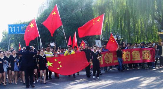 滚滚洪流，势不可挡——日本驻华使馆前爆发声势浩大的反日游行