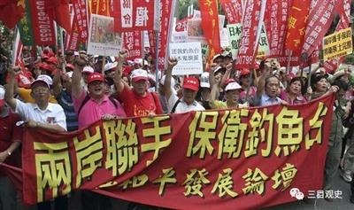 日本公然宣称钓鱼岛属于日本，他异常愤怒，准备登岛拔除日本国旗，却遭日舰拦截，不幸牺牲