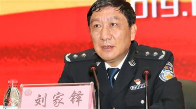 神奇！一个月前还在扫毒，一个月后容留他人吸毒落马……