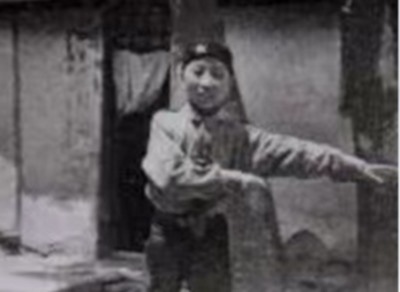 80多年前，4万年轻人宁可“割肉断骨”，爬也要爬到这个地方……