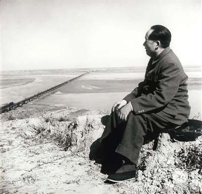 毛主席领导新中国武器装备现代化建设的实践路径