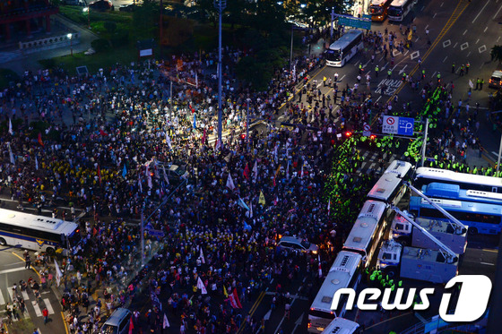 南朝鲜5万人集会游行要朴槿惠下台 爆冲突