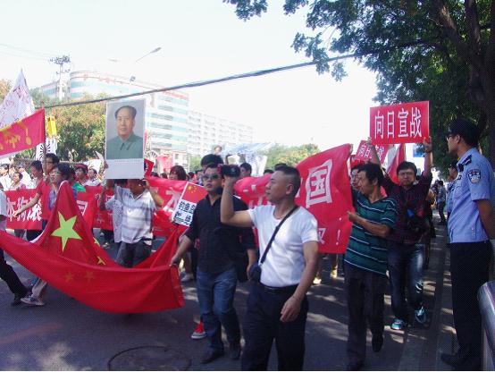 滚滚洪流，势不可挡——日本驻华使馆前爆发声势浩大的反日游行