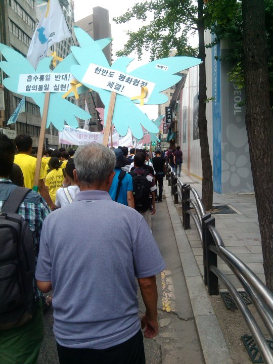 南朝鲜5万人集会游行要朴槿惠下台 爆冲突