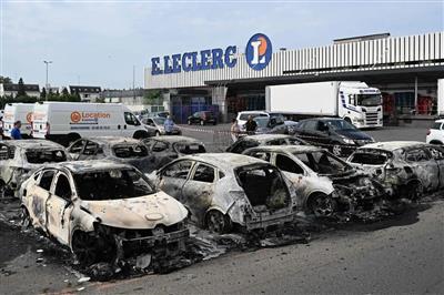 骚乱中的法国人，反倒被美国人整破防了？