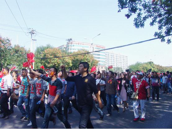 滚滚洪流，势不可挡——日本驻华使馆前爆发声势浩大的反日游行