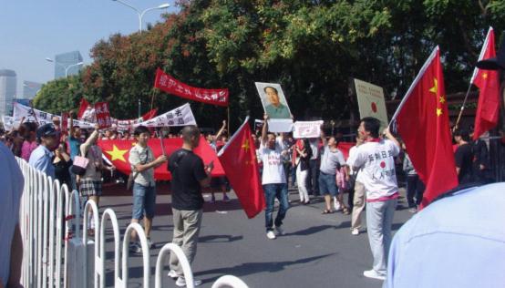 滚滚洪流，势不可挡——日本驻华使馆前爆发声势浩大的反日游行