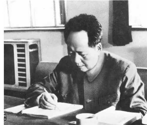 毛主席诗词在国外竟这么受欢迎，"东方诗神"的魅力在哪里？