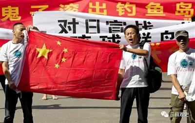 日本公然宣称钓鱼岛属于日本，他异常愤怒，准备登岛拔除日本国旗，却遭日舰拦截，不幸牺牲