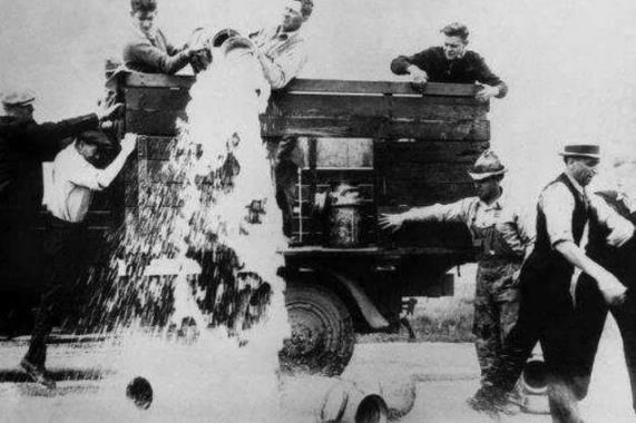 【资本的罪恶】牛奶倒掉、楼盘炸掉，就是不降价：出路在哪里？