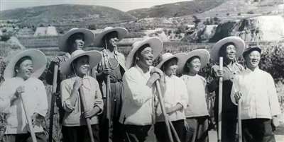 物理学之外,我们在致敬杨振宁什么?