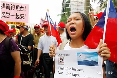 日本公然宣称钓鱼岛属于日本，他异常愤怒，准备登岛拔除日本国旗，却遭日舰拦截，不幸牺牲