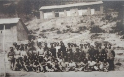 80多年前，4万年轻人宁可“割肉断骨”，爬也要爬到这个地方……