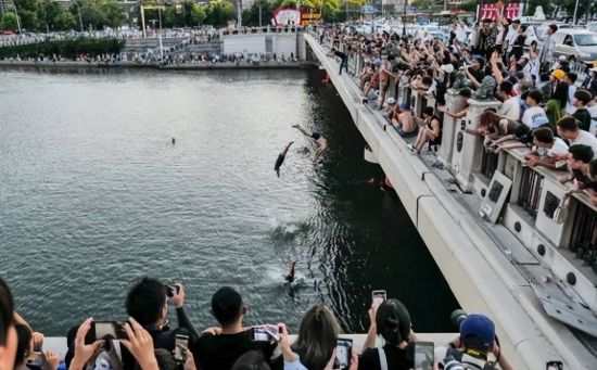 “天津大爷跳水”火了，火了什么？