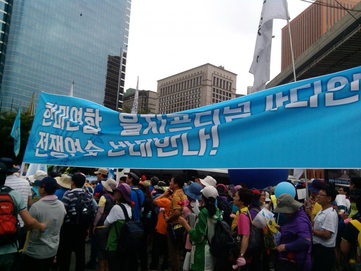 南朝鲜5万人集会游行要朴槿惠下台 爆冲突