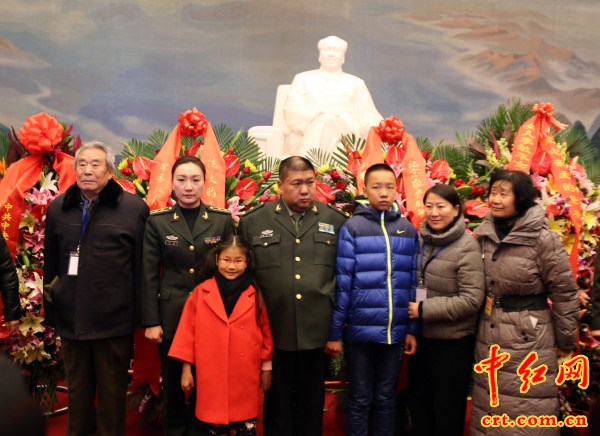 “群众自发缅怀xxx”，画风竟然是这样……