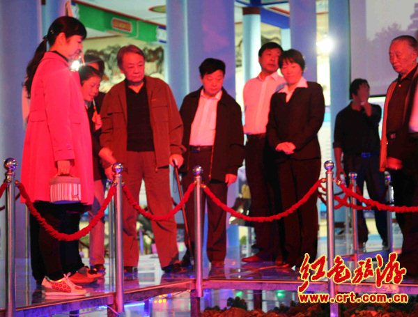 毛远新等毛主席身边人员到河南淅川参观学习