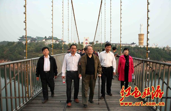 毛远新等毛主席身边人员到河南淅川参观学习