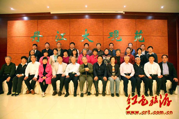 毛远新等毛主席身边人员到河南淅川参观学习