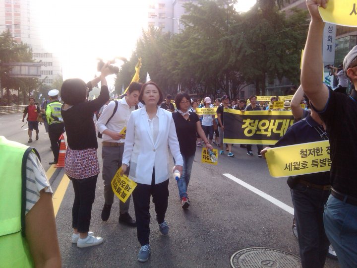 南朝鲜5万人集会游行要朴槿惠下台 爆冲突