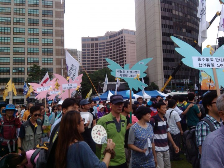 南朝鲜5万人集会游行要朴槿惠下台 爆冲突