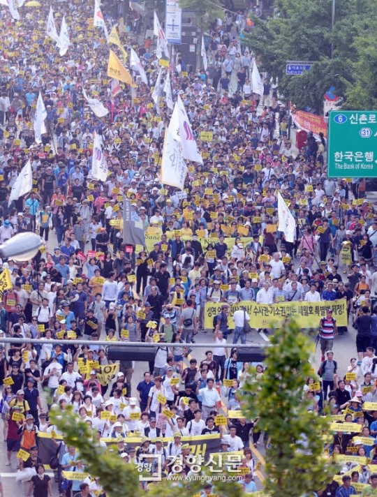 南朝鲜5万人集会游行要朴槿惠下台 爆冲突