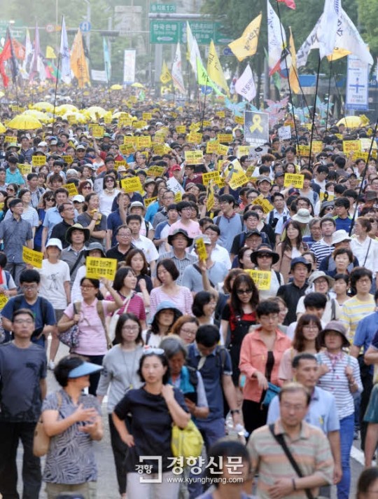南朝鲜5万人集会游行要朴槿惠下台 爆冲突
