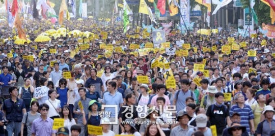 南朝鲜5万人集会游行要朴槿惠下台 爆冲突