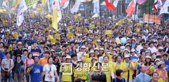 南朝鲜5万人集会游行要朴槿惠下台 爆冲突