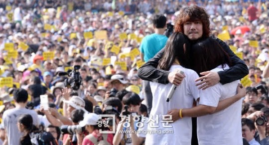 南朝鲜5万人集会游行要朴槿惠下台 爆冲突