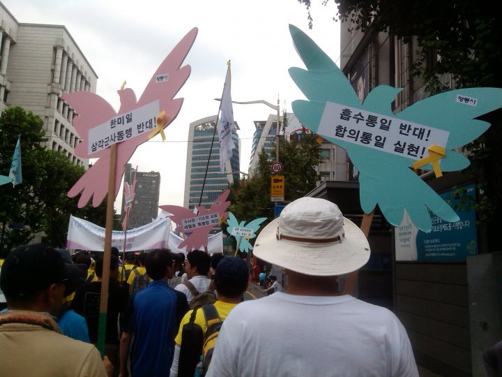 南朝鲜5万人集会游行要朴槿惠下台 爆冲突