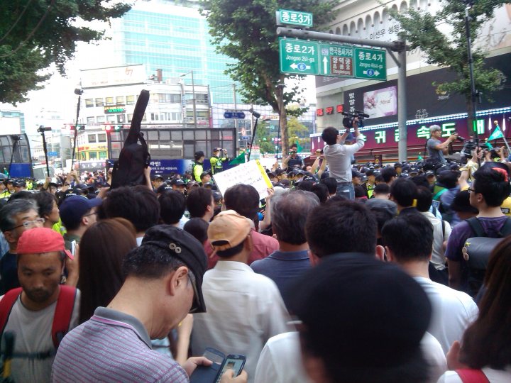 南朝鲜5万人集会游行要朴槿惠下台 爆冲突