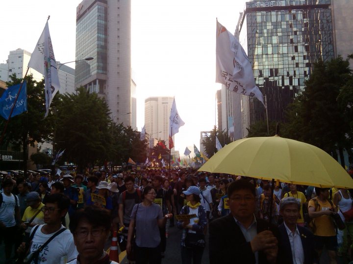 南朝鲜5万人集会游行要朴槿惠下台 爆冲突