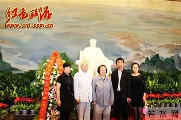 向长期支持红色事业的毛主席女儿李讷同志致敬