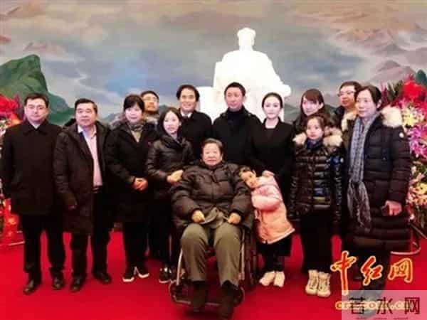 向长期支持红色事业的毛主席女儿李讷同志致敬