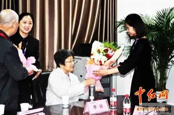 向长期支持红色事业的毛主席女儿李讷同志致敬