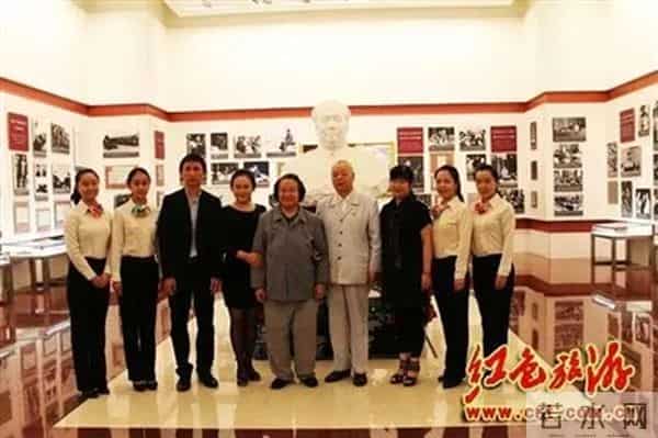 向长期支持红色事业的毛主席女儿李讷同志致敬