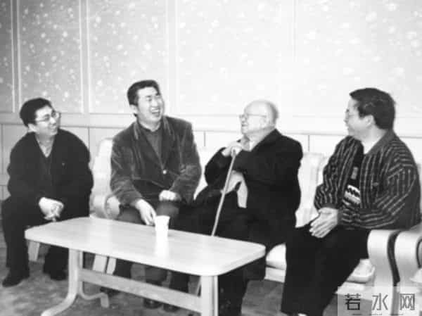 启功先生来到中华书局六里桥新厦(1999年初,左一李岩,右一熊国祯)