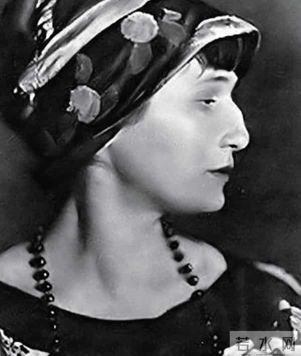 安娜·阿赫玛托娃:永远是诗歌的白夜